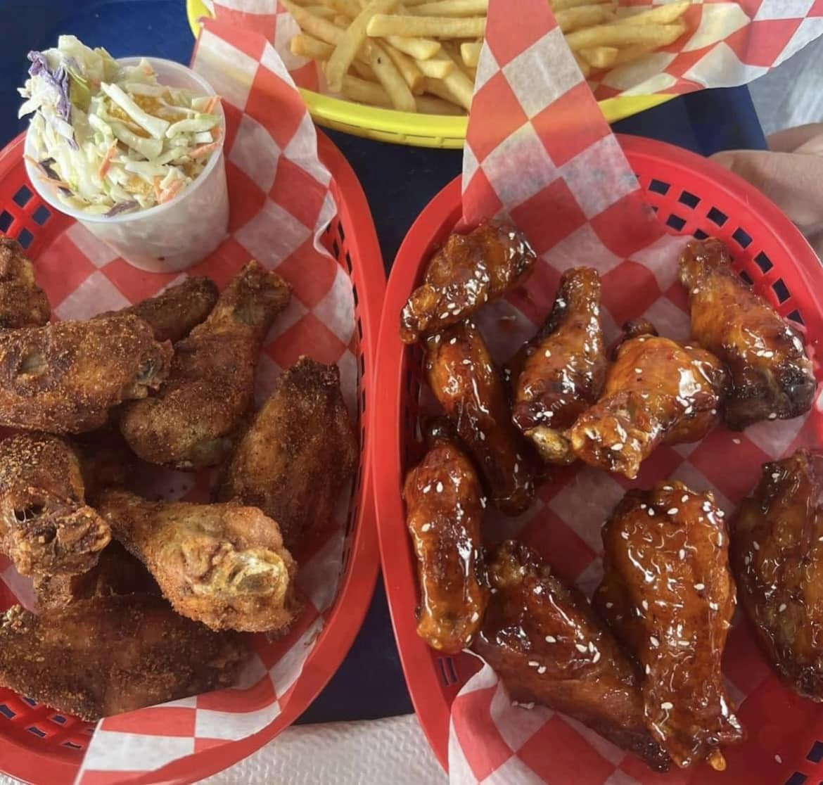 Jumbo wings, two ways, in red baskets