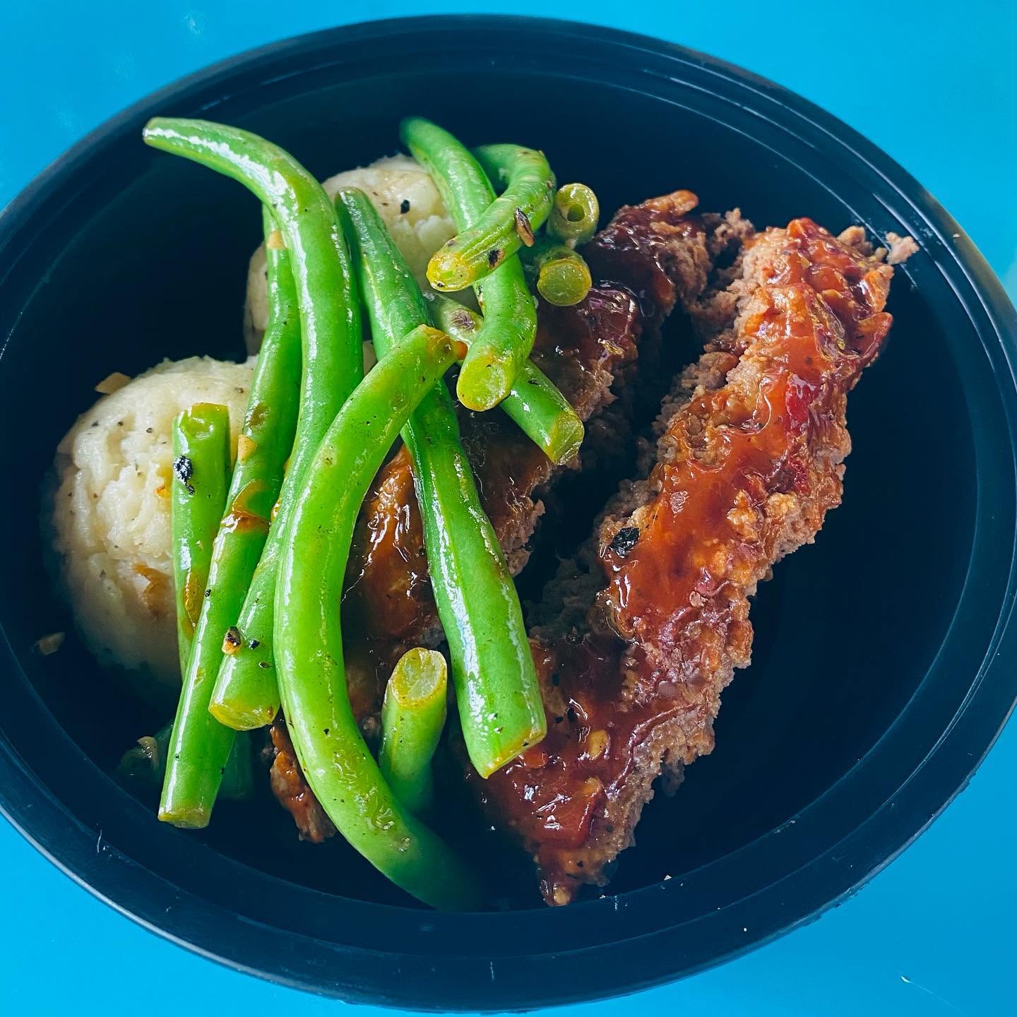 Meatloaf with green beans and mashed potatoes